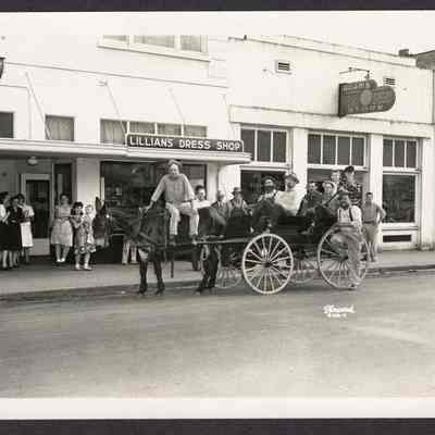 Photograph of a large group with mule and wagon, Glenwood, Oregon, 1947