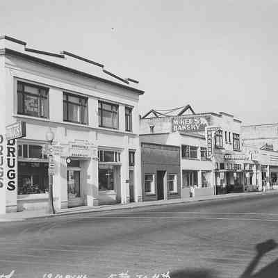 Photograph of Main Street between 5th and 4th, Springfield, Oregon, 1946