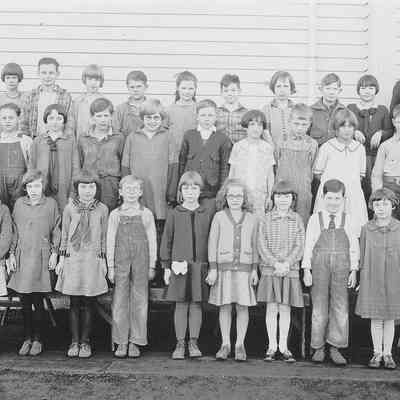 Photograph of elementary students with teacher Edna Platt, Springfield, Oregon, date unknown.