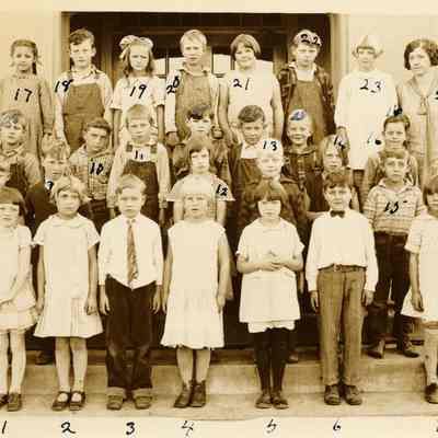 Photograph of Brattain School graduation, Springfield, Oregon, 1909.