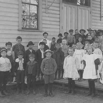 Photograph of Mill Street School primary students, Springfield, Oregon, 1908