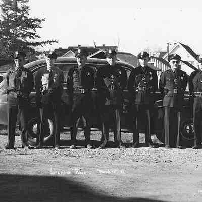 Photograph of Springfield police officers posing with car, Springfield, Oregon, 1947