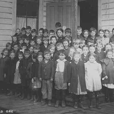 Photograph of Grade 1 outside school, Springfield, Oregon, date unknown.