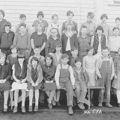 Photograph of intermediate age students posed outside of school, Springfield, Oregon, date unknown.