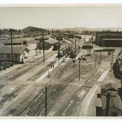 Photograph of Southern Pacific Railway roundhouse and depot, Eugene, 1954