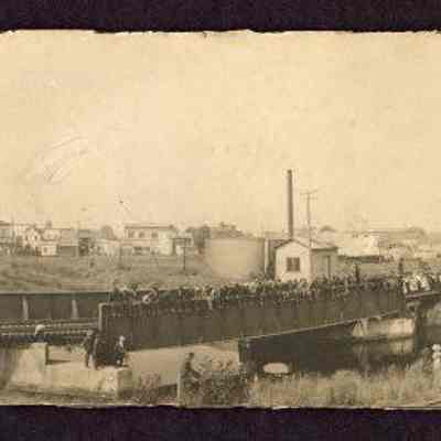 Photograph of tug of war at railroad bridge, Springfield, Oregon, circa 1910