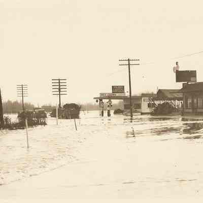 Photograph of Willamette River Flooding, West Springfield, Oregon, 1929