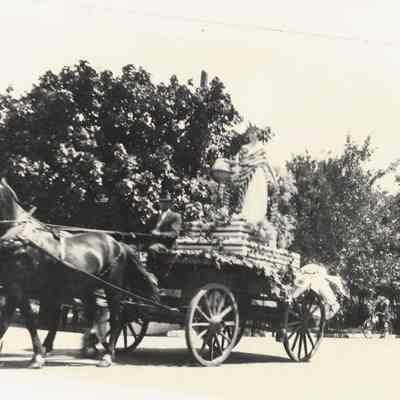 Photograph of "Miss Liberty" in Springfield Parade, Oregon, 1917