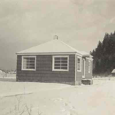 Photograph of a hip-roofed cottage in the snow, Springfield, Oregon, 1950