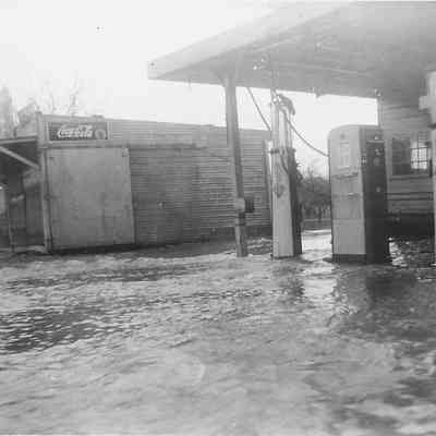 Photograph of the 1927 Flood, Service Station, Springfield, Oregon
