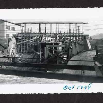 Photograph of the construction of the new dam at Booth-Kelly Lumber Mill