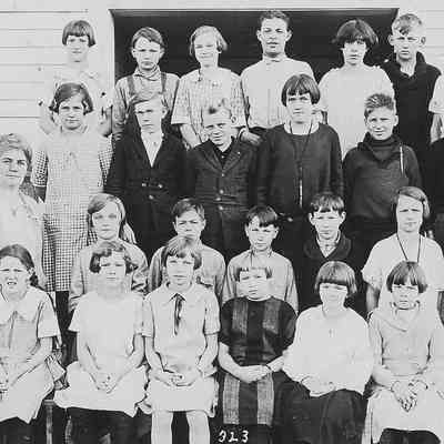 Photograph of students posed with two teachers, Springfield, Oregon, date unknown.
