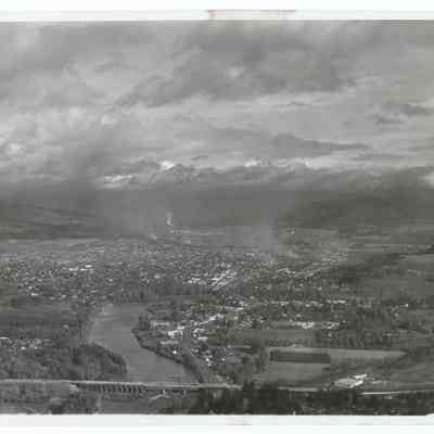 Aerial photograph of the Willamette River and Springfield, West to East view