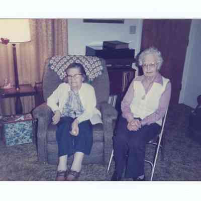 Photograph of Helene Richmond and Edythe Laxton, 1985