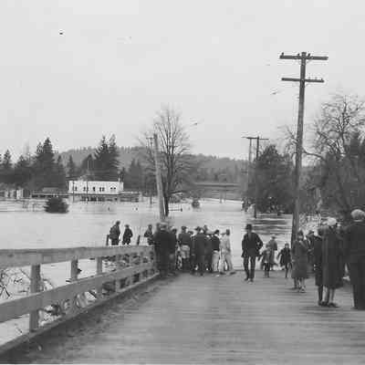 Photograph of people viewing flood from Springfield Bridge, Oregon, 1927