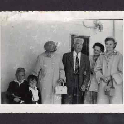 Photograph of Hattie Dodd Myers, Charles H Myers, Mae Myers, Doris Myers and children, undated