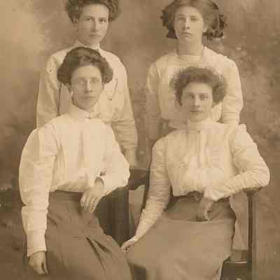 Photograph of the Dodson sisters, Roseburg, Oregon, 1864