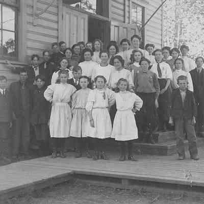 Photograph of Mill Street School students, teenagers, Springfield, Oregon, 1908