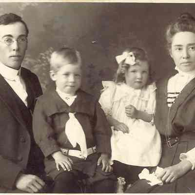 Photograph of Wylie-Dodd Family: Henry and Emma Azelea and their children Mary Lucile and Kenneth, circa 1908