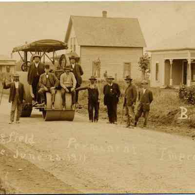 Photograph of B Street during street work, Springfield, Oregon, 1911.