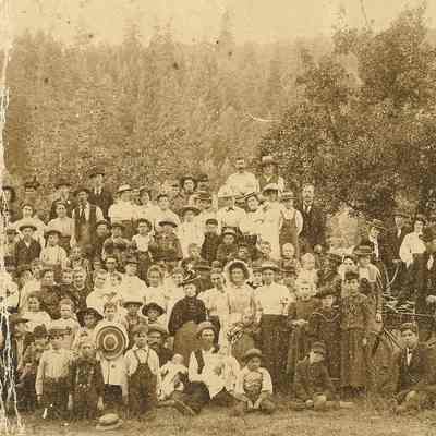 Photograph of Seavey Hop Yards Pickers, south of Springfield, Oregon, 1897