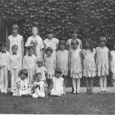 Group photograph of 26 children including Edythe Laxton and Myrtle Eggiman, 1929