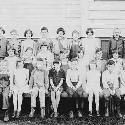 Photograph of Lincoln School fourth grade with teacher Crystal Fogle, Springfield, Oregon, 1928.