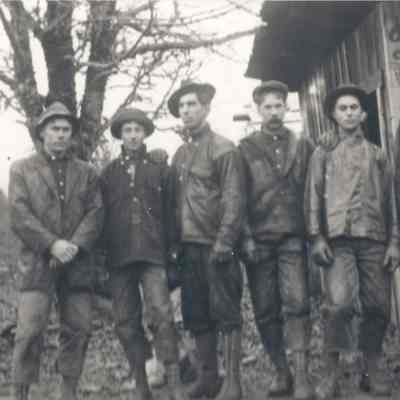 Photograph of six unknown people of the Hops Winter Crew, 1914