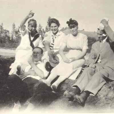 Photograph of a group of unknown people, Springfield, Oregon