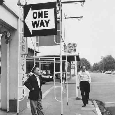 Photograph of Mayor Ed Harms and City Manager Robert Turner at Shoppers Paradise, Springfield, Oregon, 1957