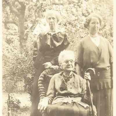 Photograph of Pauline Walton, and Wylie/Dodd family (?), circa 1930