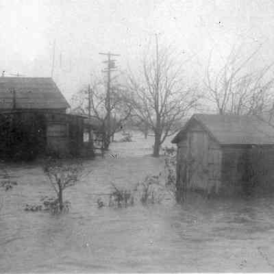 Photograph of flooded houses during the 1927 Glenwood Flood, Springfield, Oregon