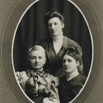 Eliza Anderson-Stevens with daughters