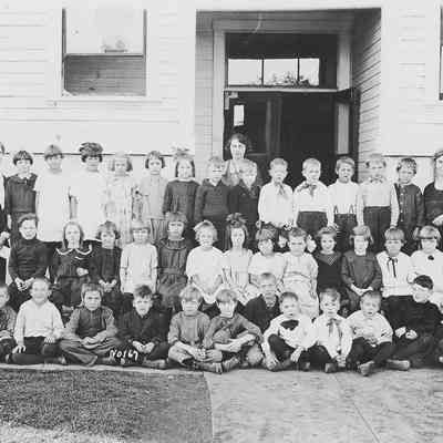 Photograph of students with teachers Ora Reed Hemenway, and Elizabeth Page, Springfield, Oregon, date unknown.