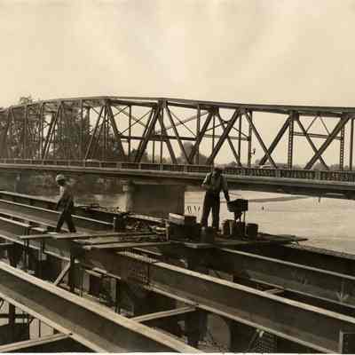 Photograph of workers on south bridge over Willamette River, Oregon, date unknown.