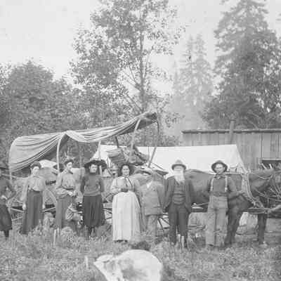 Photograph of traveling Springfield family, Springfield, Oregon, date unknown
