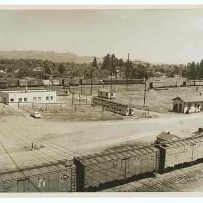 Photograph of Southern Pacific Railway roundhouse and depot, Eugene, 1954
