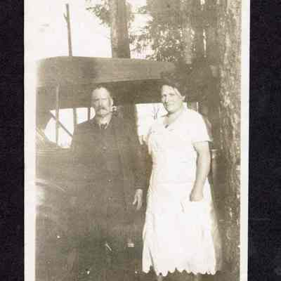 Photograph of John and Stella Longmire at Byrne Farm, Glenwood, 1925