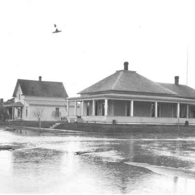 Photograph of flooding in front of the Smith Mountjoy's House, Springfield, Oregon, 1925