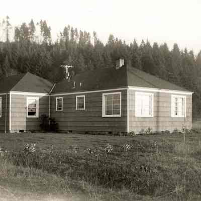 Photograph of a hip-roofed cottage with addition, Springfield, Oregon, 1953