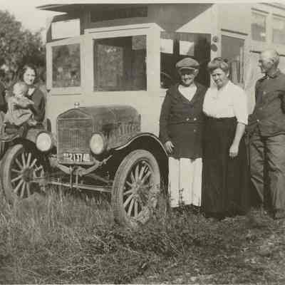 Photograph of an old motorhome 'Sunnyside' and visitors from California, circa 1900