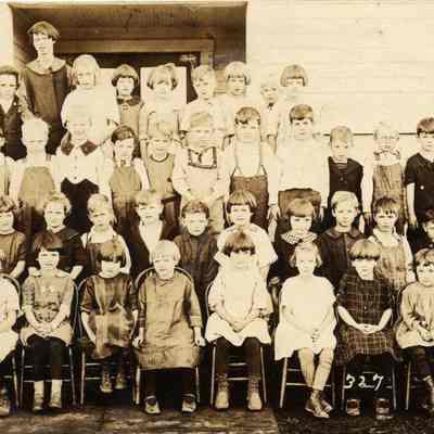 Photograph of elementary students with teachers Elizabeth Page and Mrs. Hemingway, Springfield, Oregon, date unknown.