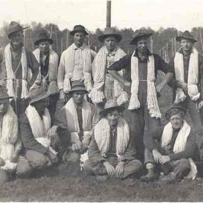 Photograph of stringers in the hop yards