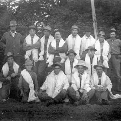 Photograph of fifteen stringers in the hop fields
