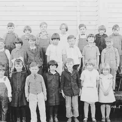 Photograph of primary students posed with teacher Elizabeth Page, Springfield, Oregon, date unknown.