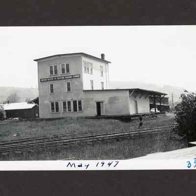 Photograph of the Oregon Pacific and Eastern Railroad Company Building