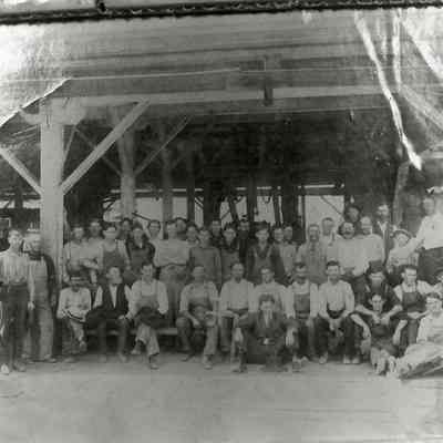 Photograph of Booth-Kelly employees, 1905-1906