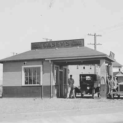 Photograph of Casey's Shell Service Station, Springfield, Oregon