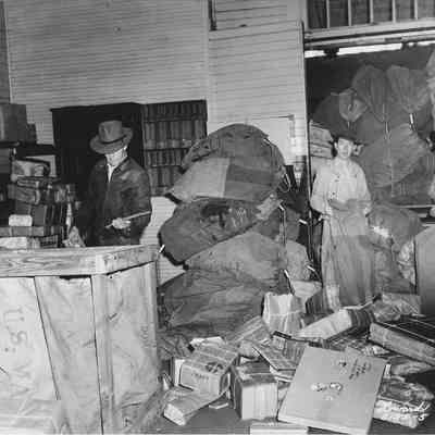 Photograph of Post Office Christmas Rush, Springfield, Oregon, 1947