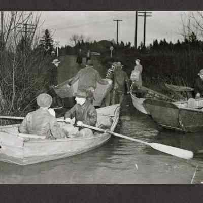 Flood 1945, men in boats unloading people